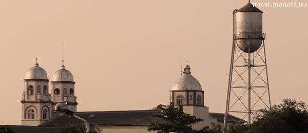 Panorámica de la iglesia y acueducto de Manatí